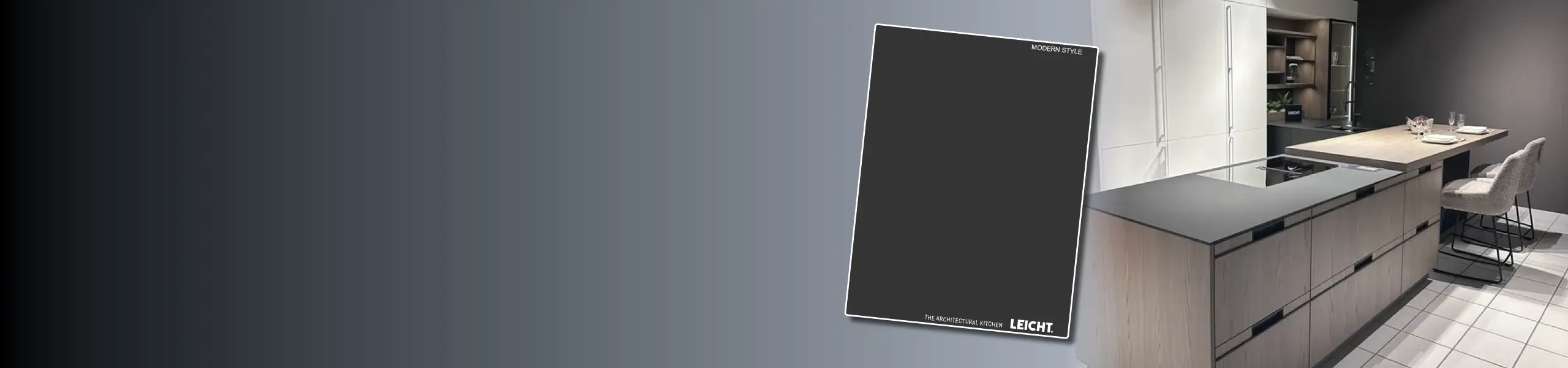 Elegante Leicht Küche mit Kochinsel, Holz- und Steinoptik sowie moderner Essplatzlösung. Rechts im Bild der exklusive Leicht Showroom bei Nacht. Hochwertige Designküche mit Stil und Funktionalität.